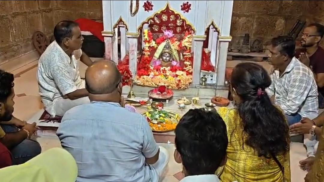 झाड़ग्राम में प्रधानमंत्री की दीर्घायु और अच्छे स्वास्थ्य के लिए जिला भाजपा अध्यक्ष तूफान महातो ने की विशेष पूजा झाड़ग्राम