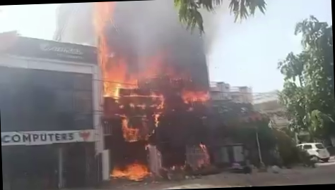 लखनऊ अग्निकांड: अलीगंज की लाइब्रेरी में भीषण आग से 13 लोगों की दर्दनाक मौत, ज्यादातर छात्र; दीवार तोड़कर निकाले जा रहे शव
