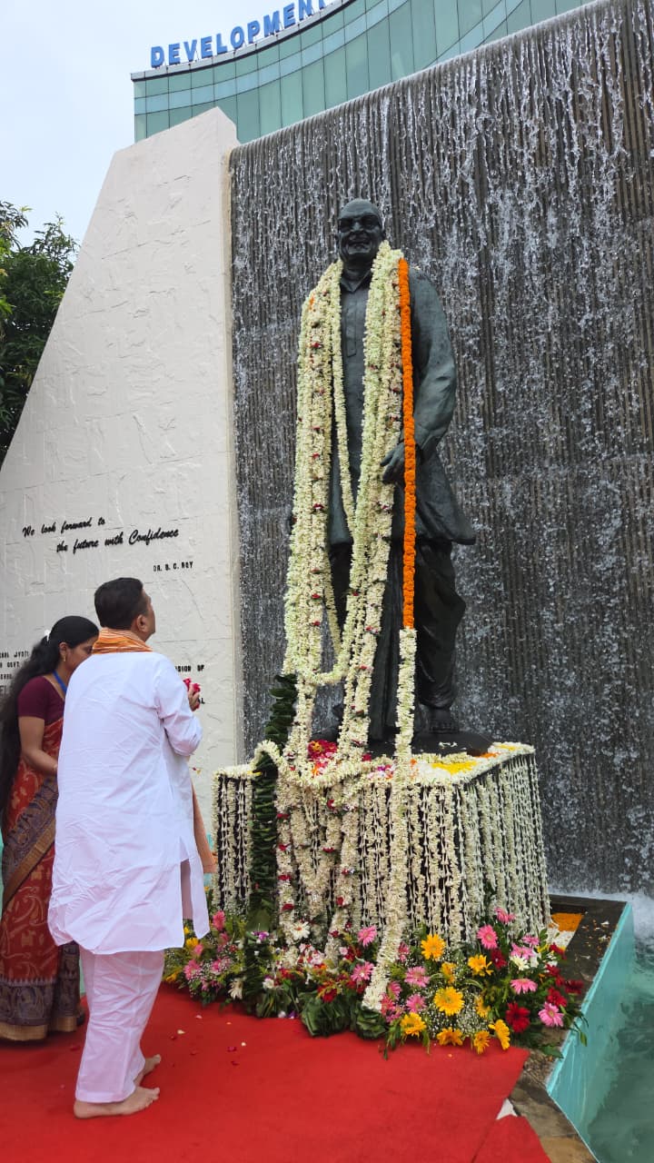 <p>कोलकाता: राष्ट्रीय चिकित्सक दिवस पर शुभेंदु अधिकारी ने डॉ. बिधान चंद्र राय को दी श्रद्धांजलि</p>