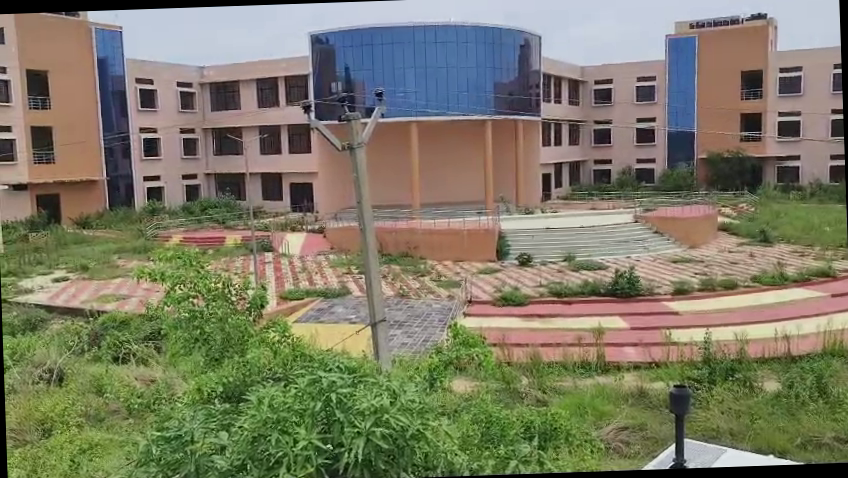 <p>करोड़ों से बना मॉडल डिग्री कॉलेज तैयार, पहुंच पथ के विवाद में अटकी पढ़ाई</p>