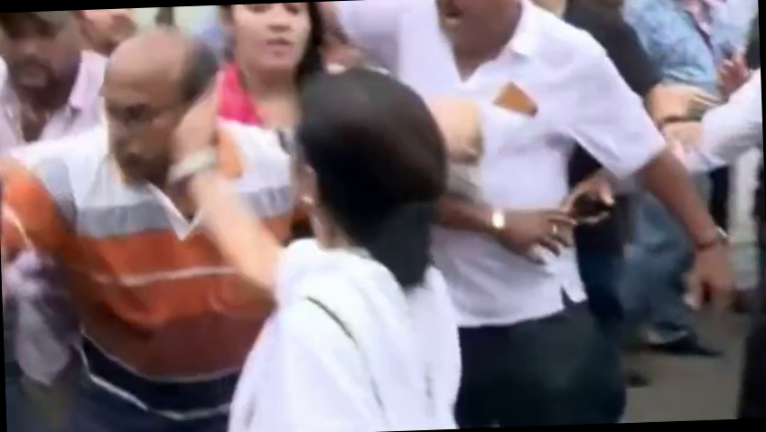 <p>कोलकाता में भारी हंगामे के बीच अपना आपा खो बैठीं ममता बनर्जी, भीड़ नियंत्रित करने के दौरान पार्टी कार्यकर्ता को जड़ा थप्पड़</p>