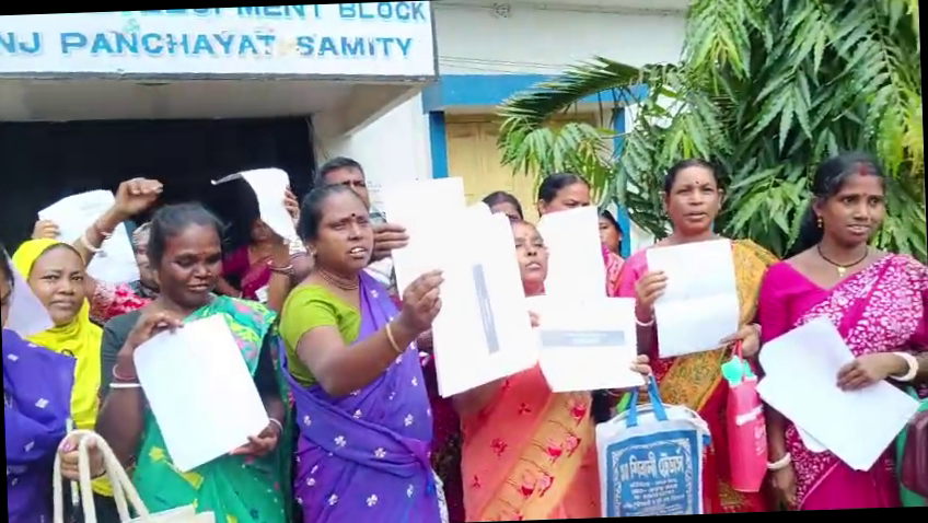<p>अन्नपूर्णा भंडार की राशि न मिलने पर फूटा गुस्सा! हिंगलगंज ब्लॉक कार्यालय पर महिलाओं का जोरदार प्रदर्शन</p>