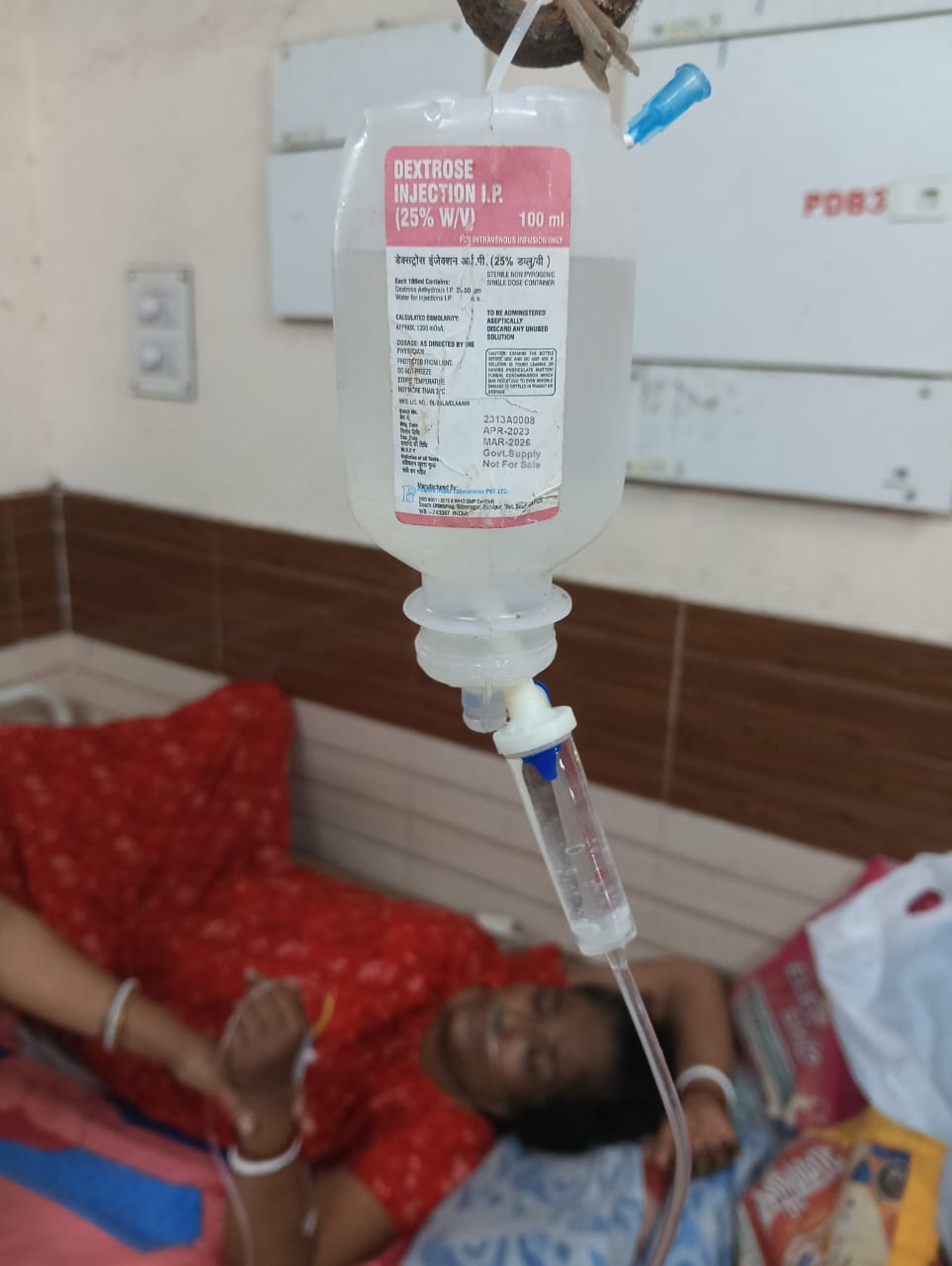 <p><strong>मेदिनीपुर मेडिकल कॉलेज में फिर सलाइन विवाद: मरीज को चढ़ाई एक्सपायर्ड सलाइन, हालत बिगड़ने पर ICU में भर्ती, मामले को दबाने का आरोप</strong></p>