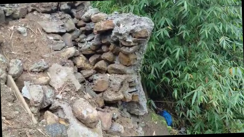 <p><strong>निर्माण कार्य पूरा भएको एक महिना नपुग्दै अप्पर गोपालधारा कोठी गाउँमा झर्यो पहिरो, गुणस्तरहीन कामको छानविन गर्न भरत तामाङको माग</strong></p>