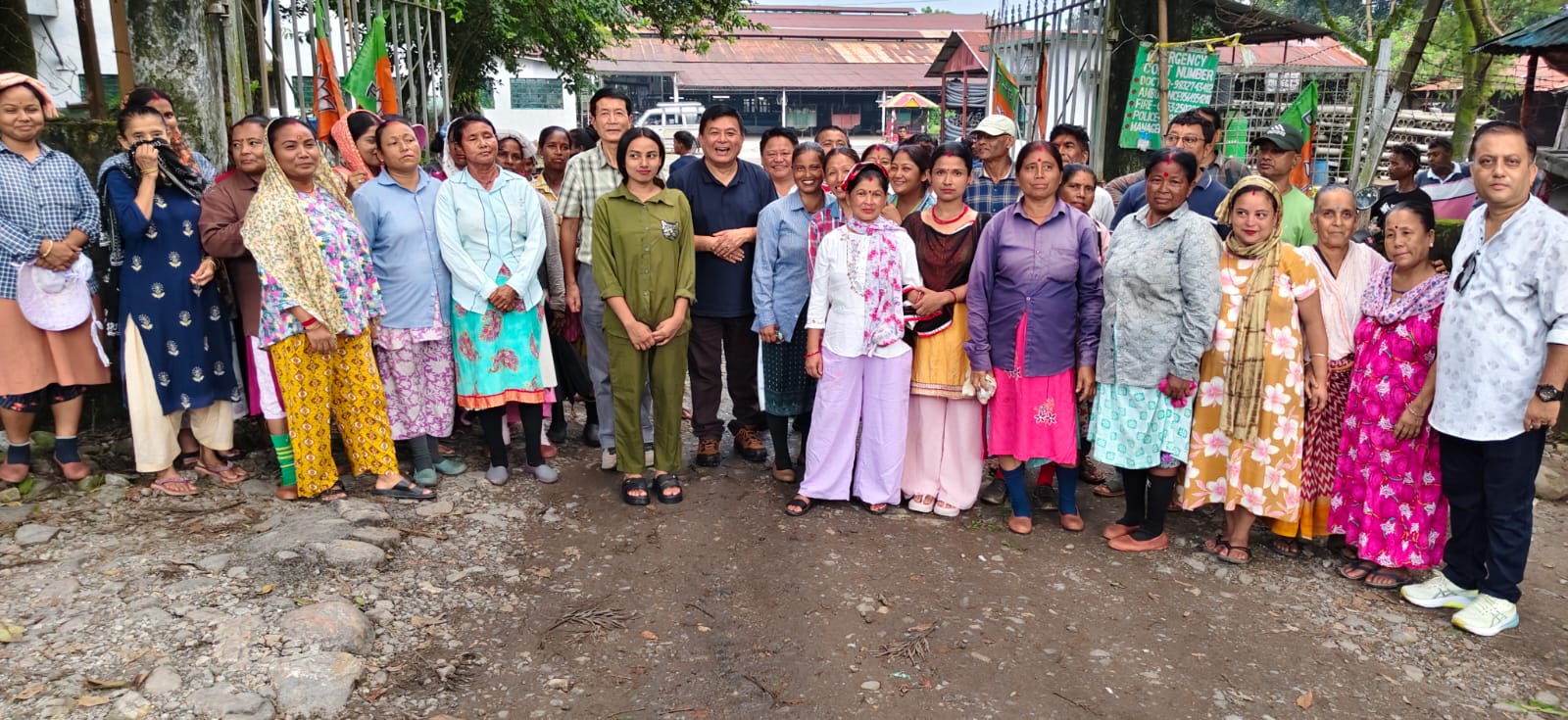 <p><strong>सिमलबारी चाय बागान में प्रबंधक की अनुपस्थिति पर एचपीडब्ल्यू ने जताया असंतोष, श्रमिक हितों पर चर्चा का प्रयास</strong></p>