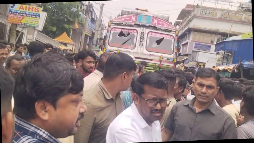 <p><strong>दर्दनाक: ट्रक की टक्कर से 5 वर्षीय मासूम की मौत, आक्रोशित ग्रामीणों ने टायर जलाकर किया सड़क जाम</strong></p>