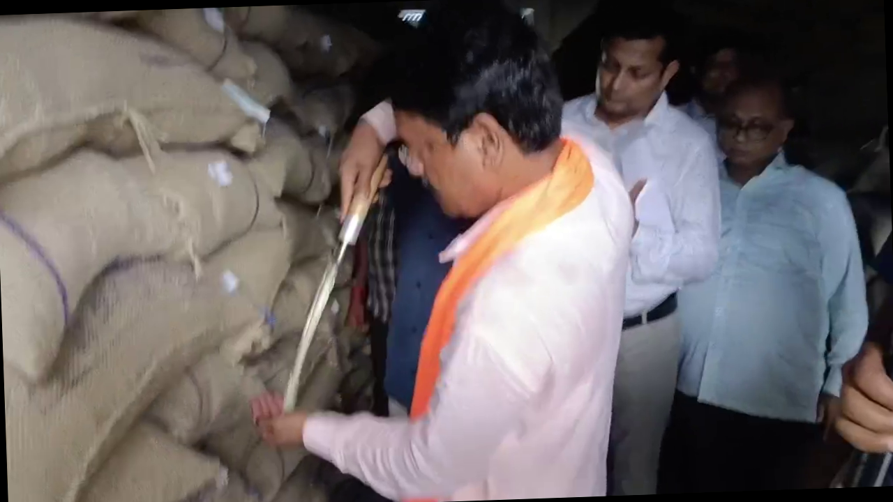 <p><strong>एफसीआई गोदाम और राशन दुकान पर खाद्य मंत्री का औचक छापा, 10 क्विंटल चावल गायब होने का आरोप; गरीबों को मिलेगा सही राशन</strong></p>