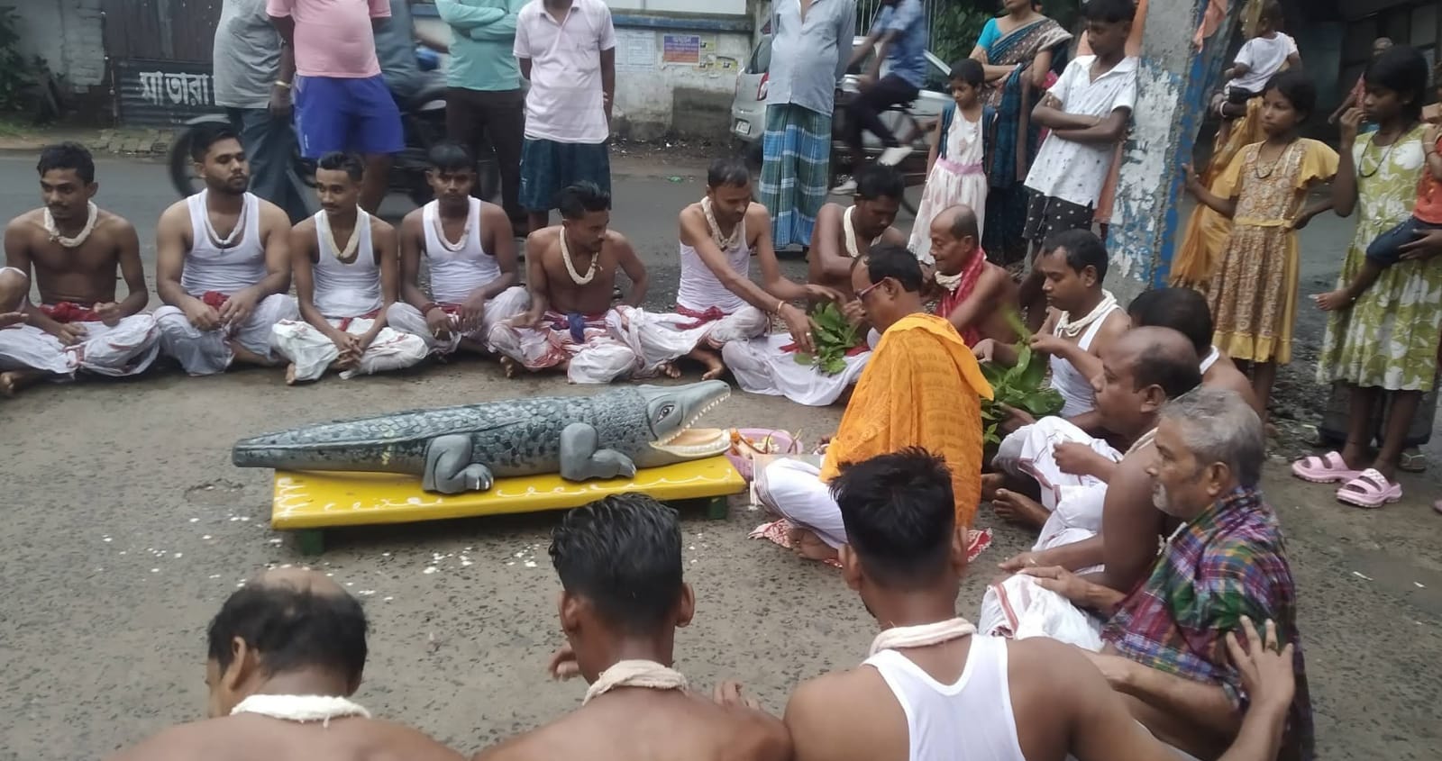 <p>अनोखी परंपरा: हावड़ा के गंगाधरपुर में धूमधाम से हुई करीब 300 वर्ष पुरानी "मगरमच्छ पूजा"</p>