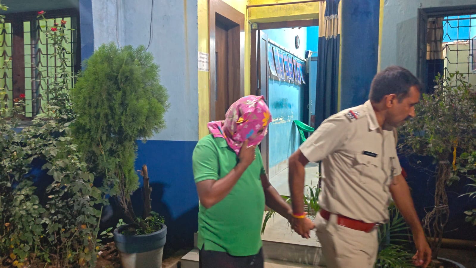 <p><strong>देंदुआ में पुलिस की छापेमारी: भारी मात्रा में शराब और नकदी बरामद, होटल मालिक गिरफ्तार</strong></p>