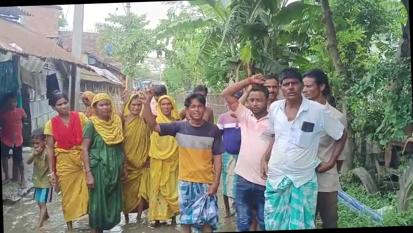 <p><strong>हरिश्चंद्रपुर: जल निकासी की व्यवस्था न होने से सड़कों पर घुटनों तक भरा पानी, स्थायी नाले की मांग को लेकर ग्रामीणों का फूटा गुस्सा</strong></p>