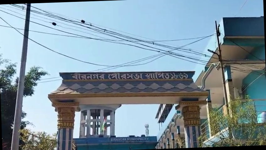 <p><strong>इंग्लिशबाजार में अवैध निर्माण के खिलाफ प्रशासन सख्त: 11 दुकानदारों को नोटिस, शुरू हुई सियासी बयानबाजी</strong></p>