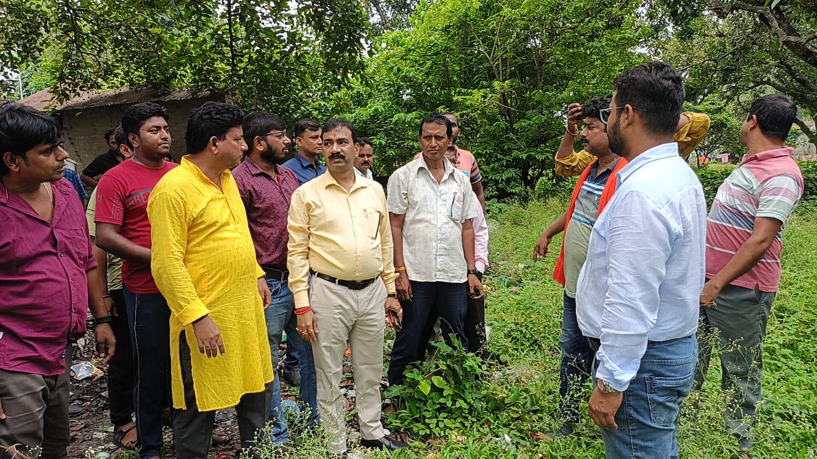 <p><strong>मालदा के मानिकचक में बनेगा भव्य बस डिपो: विधायक और परिवहन विभाग के अधिकारियों ने किया जमीन का मुआयना</strong></p>