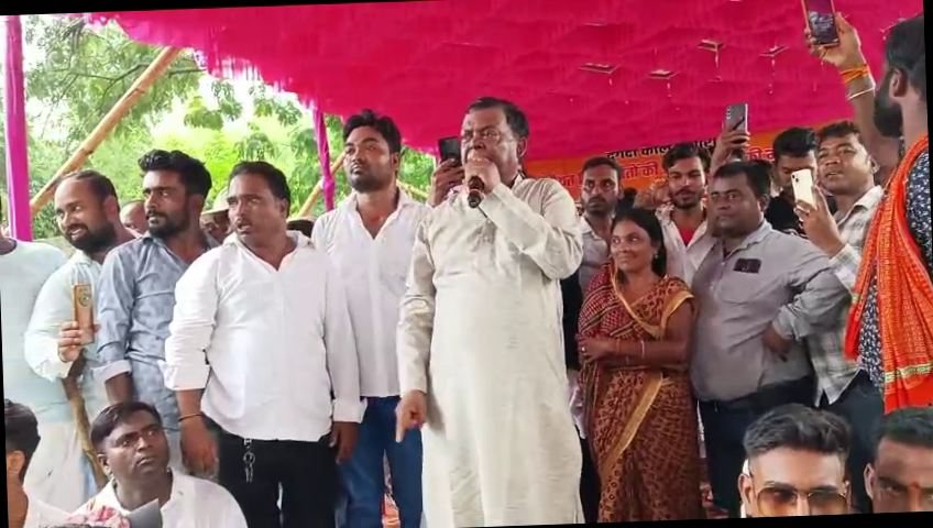 <p><br></p><p><strong>दुग्धा में विस्थापितों का जन‌ आक्रोश रैली।</strong></p>