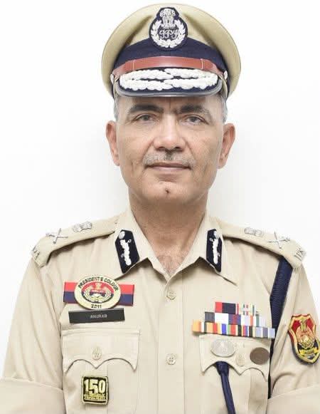<p>अगरतला में त्रिपुरा के पुलिस महानिदेशक (DGP) अनुराग ढांकड़ का शव कार्यालय में मिला; खुदकुशी की आशंका, जांच शुरू</p>