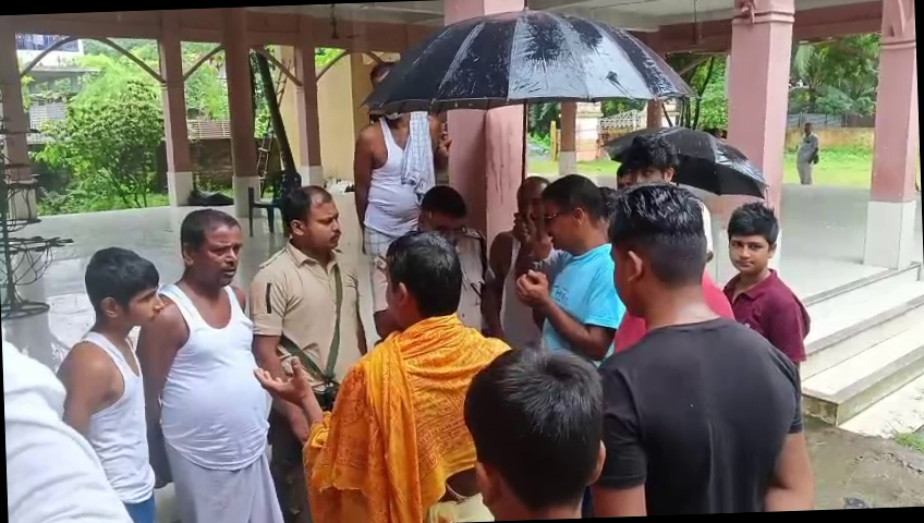 <p><strong>प्रसिद्ध बरक्षेत्री नवरात्रि दुर्गा मंदिर में चोरी: करीब 90 हजार रुपये का सामान पार, इलाके में भारी तनाव</strong></p>