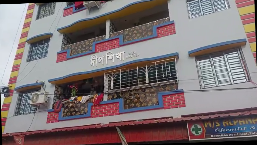 <p><strong>खड़दह के पातुलिया में ईडी की छापेमारी से हड़कंप: बहुमंजिला इमारत में १० घंटे से जांच जारी</strong></p>