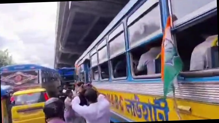 <p><strong>कृष्णनगर में ममता समर्थक TMC कार्यकर्ताओं पर हमला: भाजपा पर गाड़ी में तोड़फोड़, मारपीट और अस्पताल जाने से रोकने का आरोप।</strong></p>
