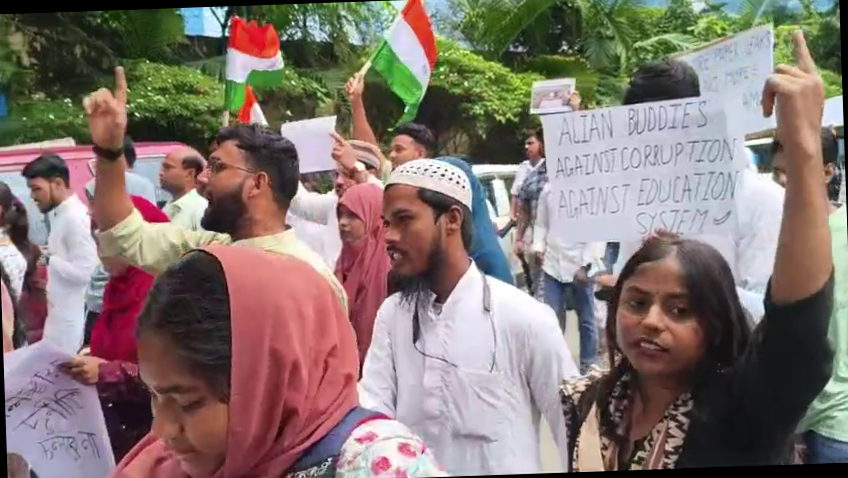 <p><strong>দিল্লিতে ছাত্র নিগ্রহের প্রতিবাদে রাজপথে আলিয়া বিশ্ববিদ্যালয়ের পড়ুয়ারা</strong></p>