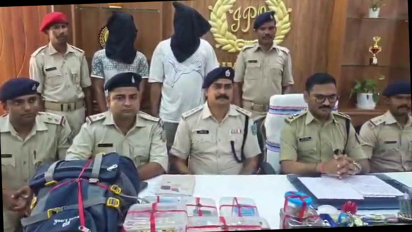 <p>सिमडेगा पुलिस की बड़ी सफलता, अंतर्राज्यीय चोरी गिरोह का पर्दाफाश; दो गिरफ्तार, करीब 30 लाख के जेवरात व सामान बरामद</p>
