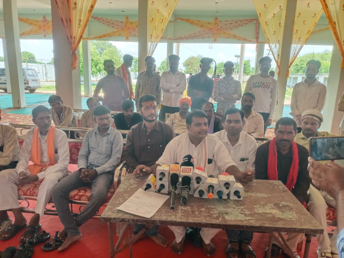 <p>पृथक बुंदेलखंड राज्य निर्माण को लेकर पलेरा में बुंदेलखंड राज्य आंदोलनकारियों की अहम बैठक संपन्न</p>
