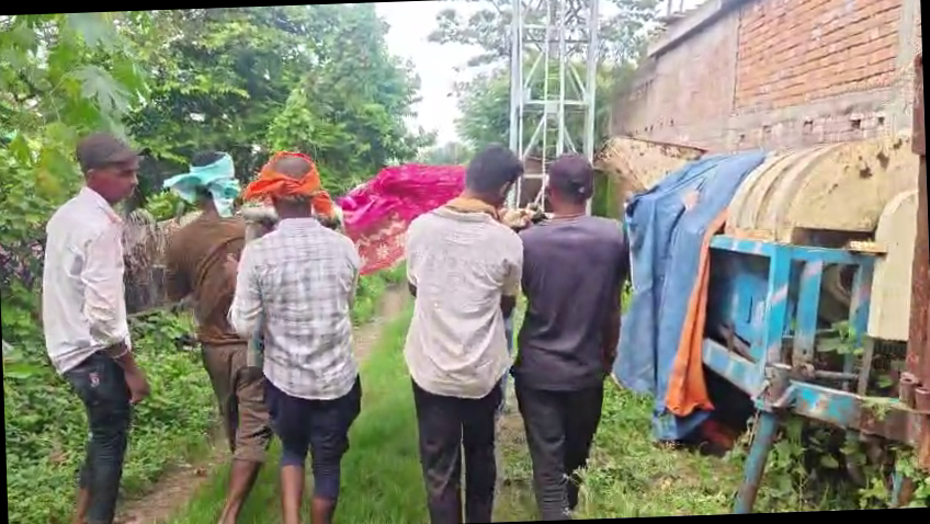 <p><br></p><p><br></p><p><strong>सड़क के अभाव में खटिया पर गांव पहुंचाया गया गर्भवती महिला का शव, पीराचक के ग्रामीणों ने सड़क निर्माण की उठाई मांग</strong></p>
