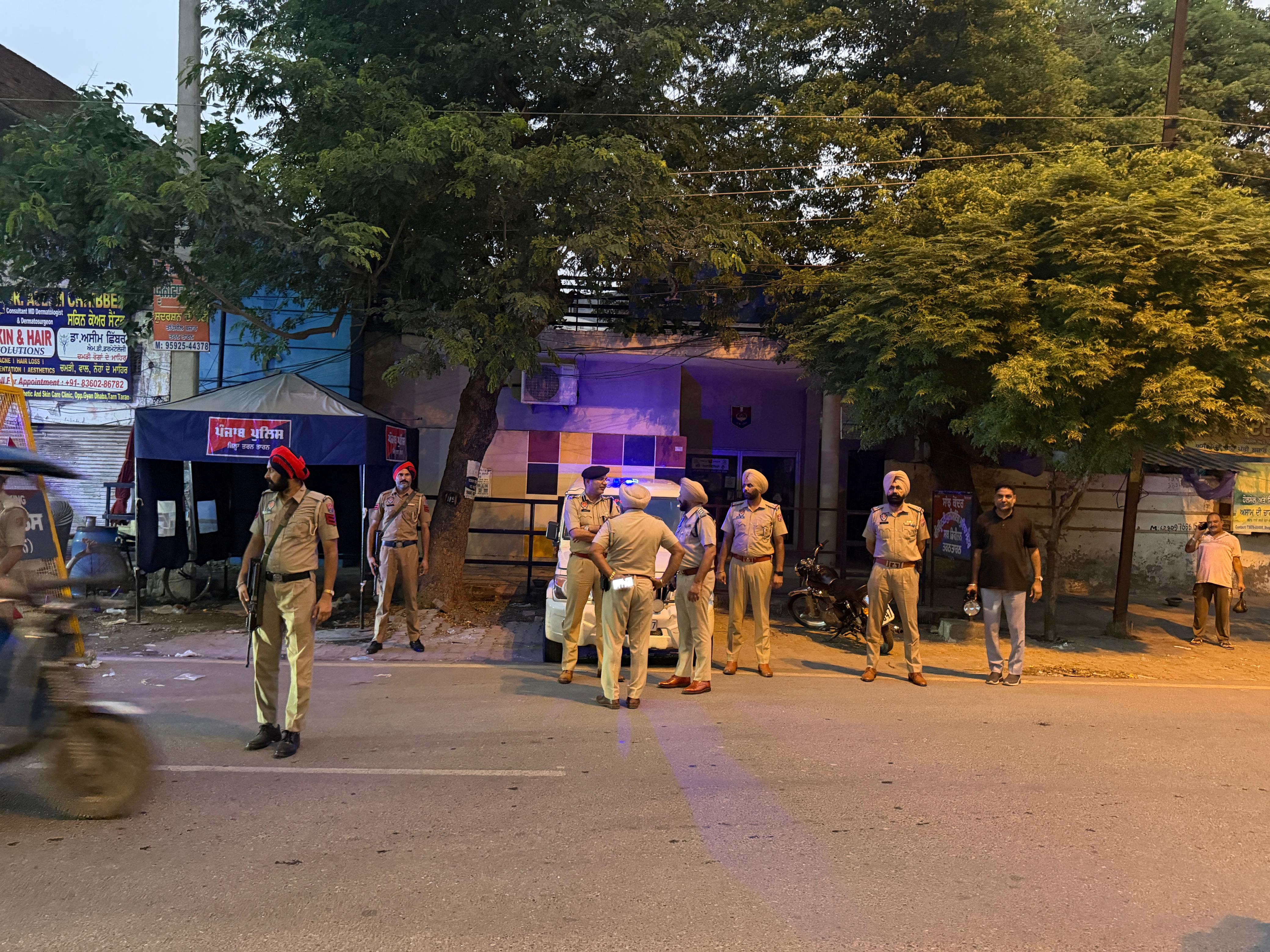 <p><strong>‘ऑपरेशन प्रहार 4.0’: दिनभर की छापेमारी के बाद तरनतारन पुलिस ने चलाया 'नाइट डोमिनेशन' अभियान, चप्पे-चप्पे पर सख्त पहरा</strong></p>