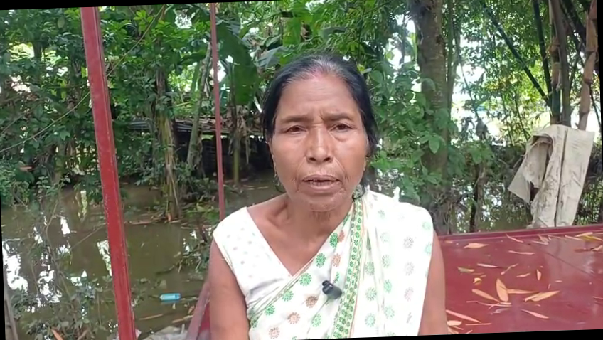 <p><strong>बाढ़ के पानी में लापता बेटे की तलाश में मां का विलाप, 23 जुलाई से नहीं मिला कोई सुराग</strong></p>