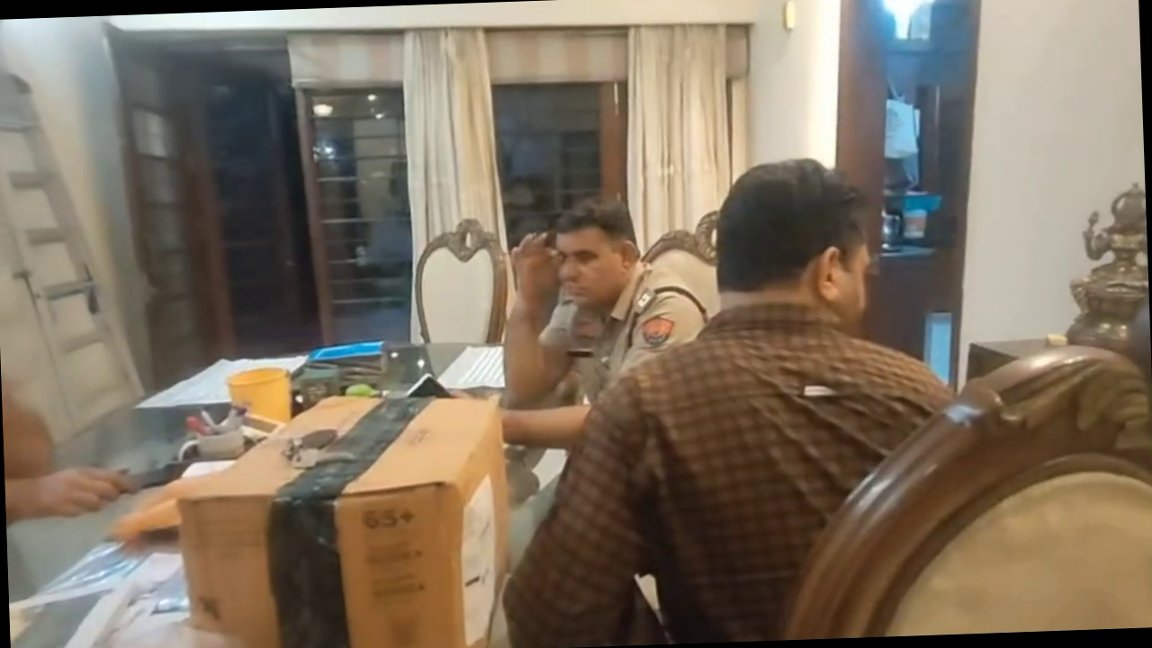 <p>यमुनानगर की प्रोफेसर कॉलोनी में प्लाईवुड कारोबारी की कोठी में डकैती: चौकीदार को बनाया बंधक, महिला समेत 4 बदमाशों की करतूत CCTV में कैद</p>