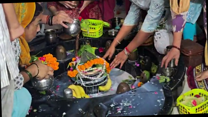 <p><strong>सावन का पहला सोमवार: यमुनानगर के मंदिरों में उमड़ा जनसैलाब, 12 शिवलिंगों पर श्रद्धालुओं ने किया जलाभिषेक</strong></p>