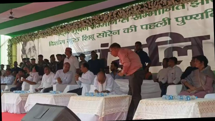 <p><strong>सिद्धो कान्हु स्टेडियम में आयोजित पद्म भूषण से सम्मानित दिशोम गुरु स्व. शिबू सोरेन की पहली पुण्यतिथि पर उमड़ा जनसैलाब</strong></p>