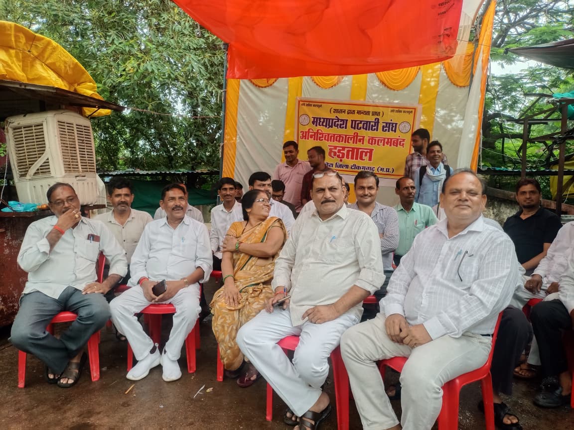 <p>   पलेरा में पटवारियों की हड़ताल तीसरे दिन भी जारी, अधिवक्ता संघ ने दिया नैतिक समर्थन,</p>