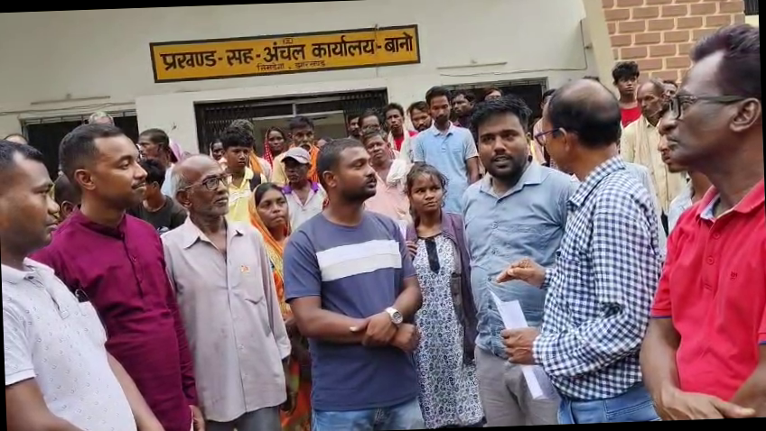 <p>सिमडेगा जिले के बानो प्रखंड में नाले में डूबकर हुई चार मौतों के बाद भी नहीं जागा सिस्टम! पुल की मांग को लेकर ग्रामीणों ने प्रखंड मुख्यालय घेरा । </p>