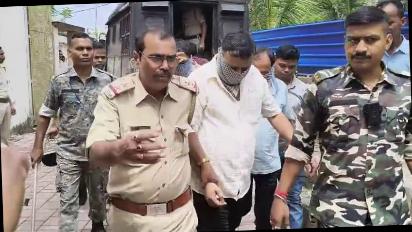<p><strong>তোলাবাজি ও প্রতারণার অভিযোগে গ্রেফতার দমদমের প্রাক্তন উপ পুরপ্রধান বরুন নট্টসহ তিন</strong></p>