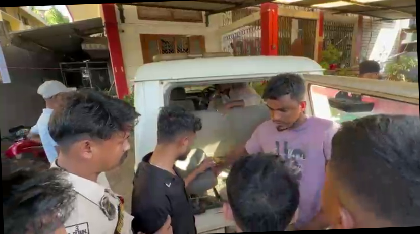 <p>डिमौ पुलिस की बड़ी सफलता: शिवसागर में एटीएम कार्ड बदलकर ठगी करने वाले गिरोह का पर्दाफाश, एक महिला समेत चार गिरफ्तार</p>