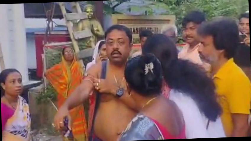 <p><strong>Trinamool Panchayat Committee President Beaten Near BDO Office; Attacked with Shoes and Eggs on the Street</strong></p>