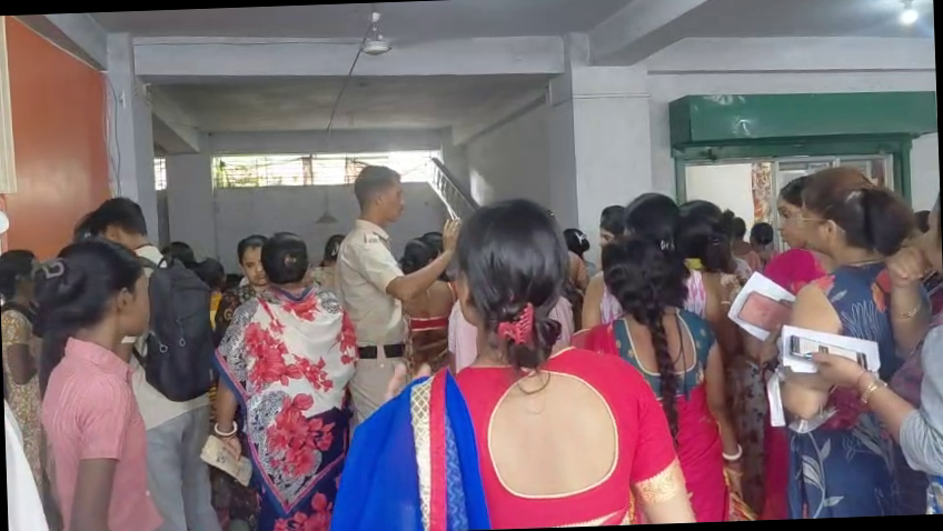 <p>सिलीगुड़ी में अन्नपूर्णा योजना के पैसे न मिलने पर महिलाओं का फूटा गुस्सा, एसडीओ ऑफिस के सामने जोरदार प्रदर्शन</p>