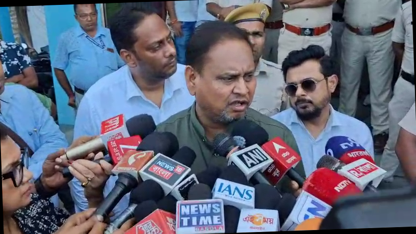 <p><strong>लगातार चार घंटे की पूछताछ के बाद बहरामपुर थाना से बाहर निकले हुमायूं कबीर, 23 सितंबर को दोबारा पेश होने का निर्देश</strong></p>