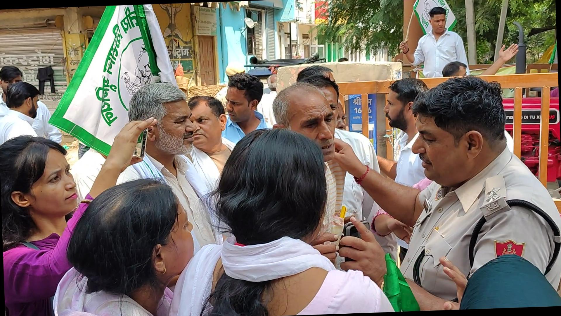 <p><strong>रेवाड़ी अनाज मंडी के गेट पर बाजरा खरीद की मांग को लेकर किसानों का प्रदर्शन, पुलिस के साथ हुई धक्का-मुक्की</strong></p>