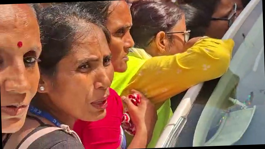 <p>टेम्पररी हेल्थ वर्कर्स ने अग्निमित्रा पाल की कार के चारों ओर प्रोटेस्ट किया, सैलरी बढ़ाने की मांग की</p>