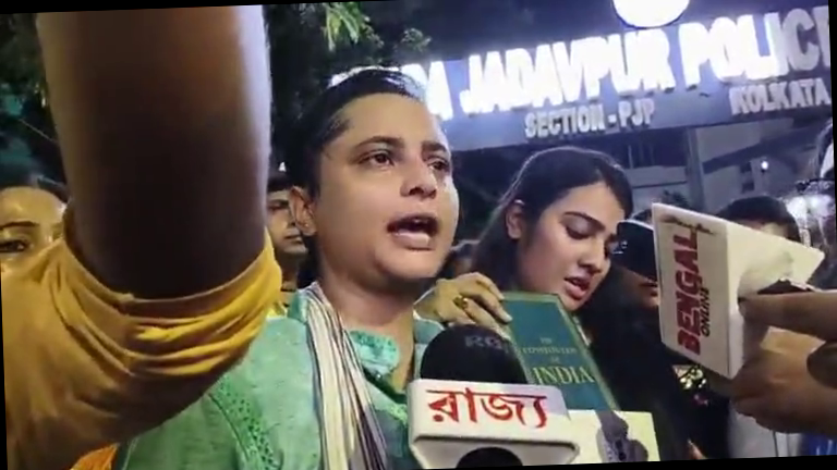 <p><strong>जादवपुर हिंसा के विरोध में मुकुंदपुर में टीएमसी के प्रतिवाद मार्च के दौरान फिर हमला, उपासना चौधरी और प्रियंका अधिकारी समेत कई नेता निशाने पर</strong></p>