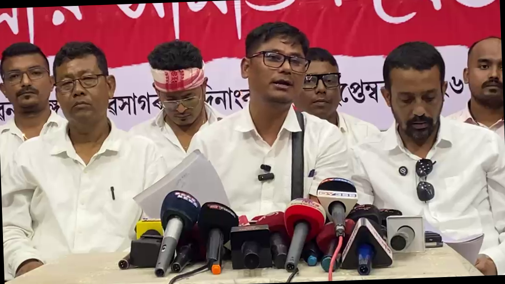 <p><strong>শিৱসাগৰত বীৰ লাচিত সেনা, অসমৰ সংবাদ মেল: বিভাজনমুখী কাৰ্যকলাপ সন্দৰ্ভত মুখ্য সচিব ৰণ্টু পানীফুকনৰ স্পষ্টীকৰণ</strong></p>