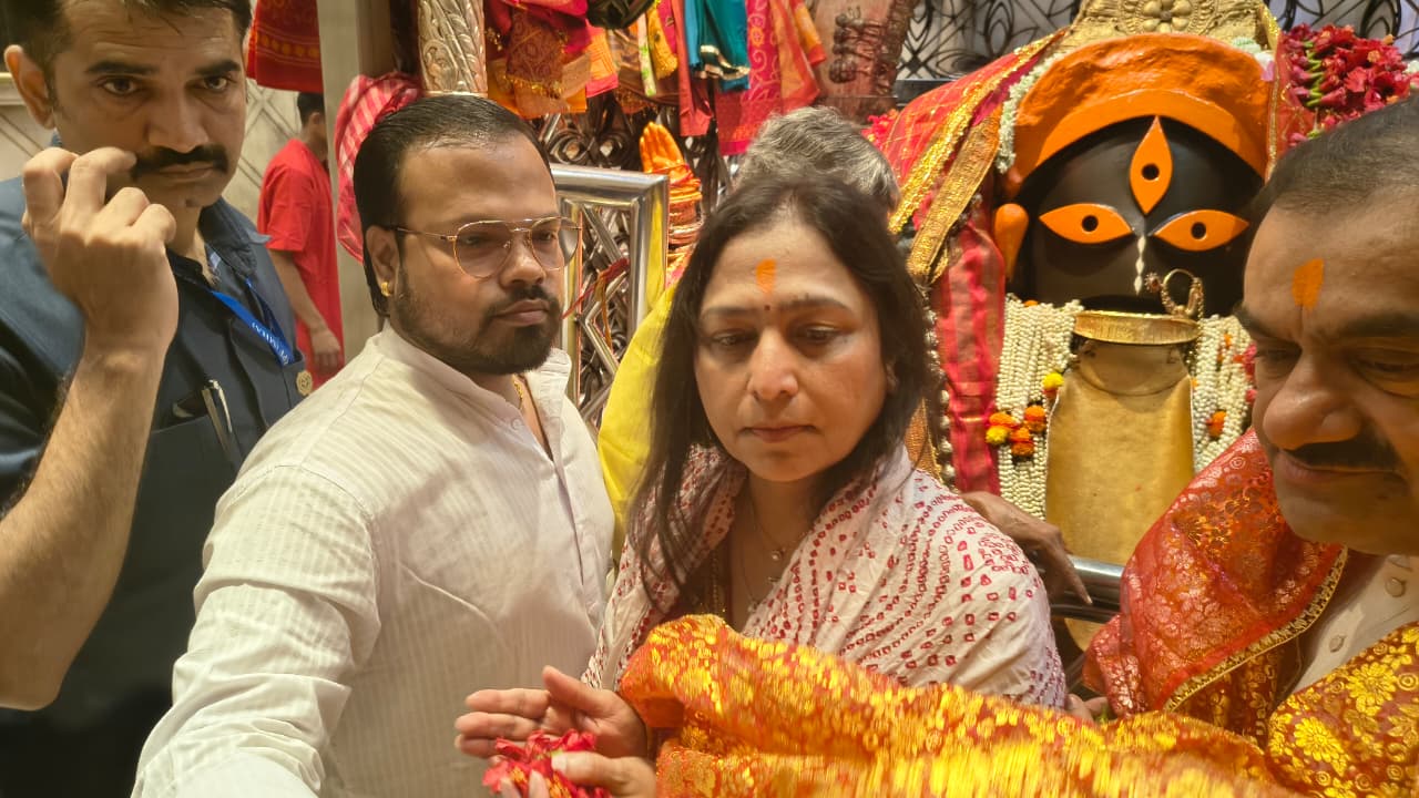 <p><strong>कोलकाता के कालीघाट मंदिर पहुंचे गौतम अडानी, परिवार के साथ लगाई मां काली की हाजिरी</strong></p>