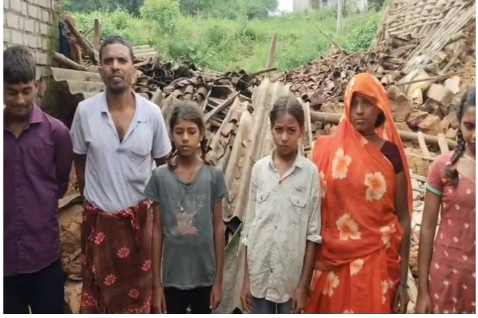 <p>देखते ही देखते ढह गया घर, बाल-बाल बचे पति-पत्नी और 4 बच्चे, मलबे में दब गया सारा सामान,</p>