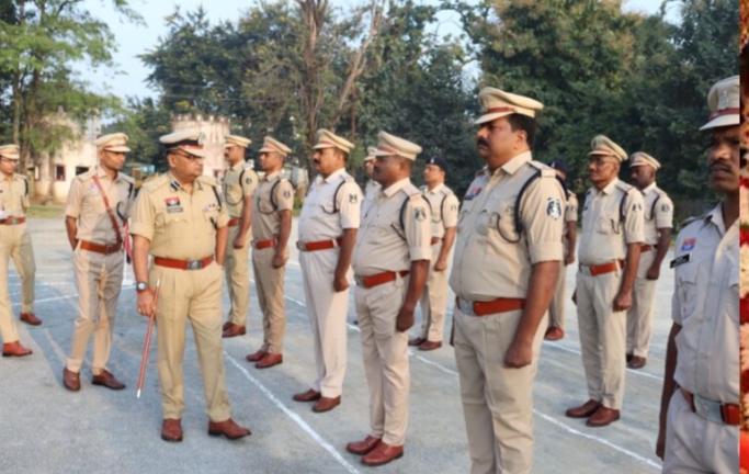 <p>डीआईजी एवं एसएसपी सरगुजा ने ली जनरल परेड की सलामी, अधिकरियो/कर्मचारियों के अनुशासन एवं टर्न आउट की हुई समीक्षा</p><p> </p>