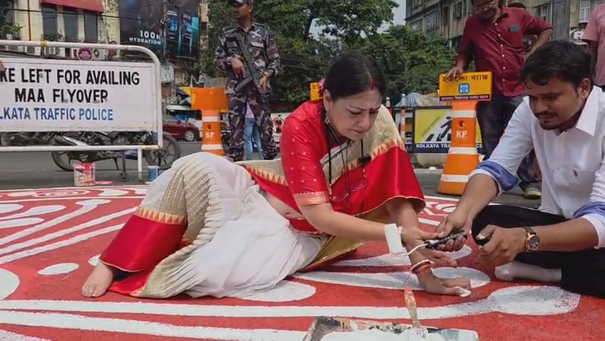 <p>महालया और दुर्गापूजा की तैयारियां: कोलकाता में मंत्री अग्निमित्रा पाल ने लिया तैयारियों का जायजा</p><p><br></p>