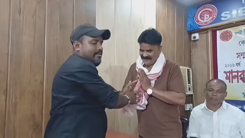 <p><strong>छात्र नेता मृदुल दास को मिला 'मानव दरदी पुरस्कार': सामाजिक सेवा और आपदा में उत्कृष्ट कार्य के लिए हुए सम्मानित</strong></p>