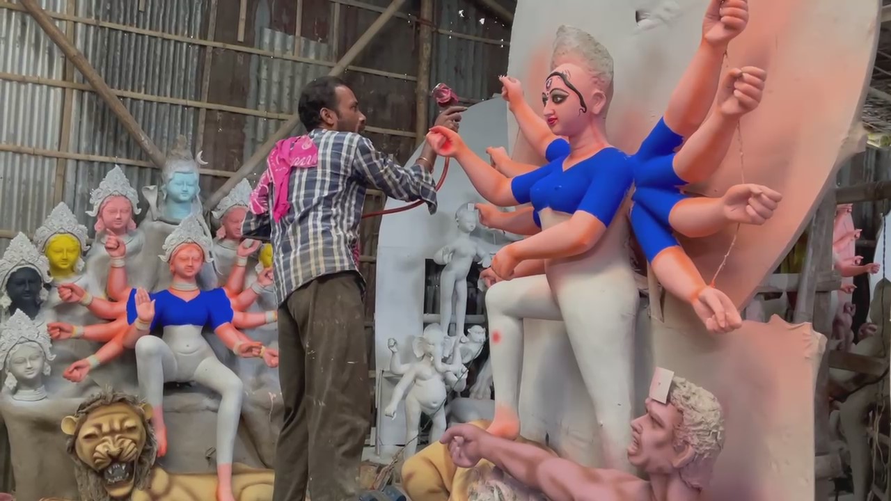 <p><strong>दुर्गा पूजा की तैयारियों में जुटी शिवसागर की 'उमा शिल्पालय': 25 वर्षों से मूर्तियां बना रहे हैं मूर्तिकार रंजन साहा</strong></p>