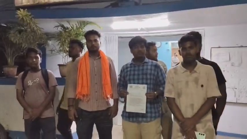 <p>सीपीआईएम नेता विकास रंजन भट्टाचार्य की विवादित टिप्पणी पर बवाल: बशीरहाट थाने में शिकायत दर्ज, गिरफ्तारी की मांग</p><p><br></p>