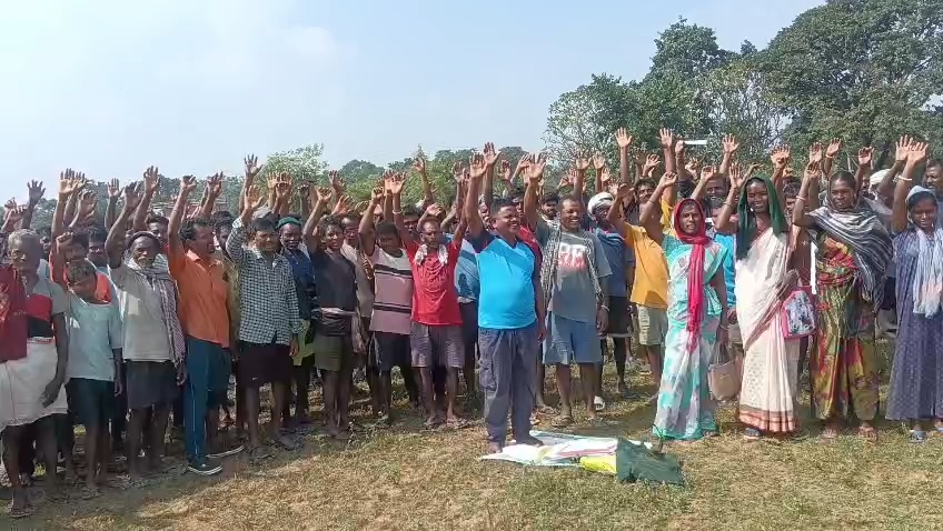 <p><strong>खूंटी में स्कूल भवन निर्माण और खेल मैदान को लेकर विवाद, ग्रामीणों ने प्रशासन को दिया 24 अक्टूबर तक का अल्टीमेटम</strong></p><p><br></p>