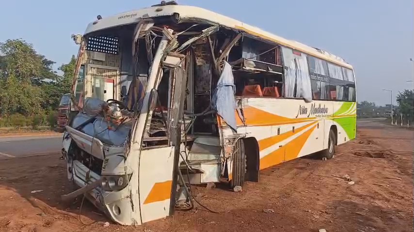 <p> पश्चिम मेदिनीपुर के नारायणगढ़ में भीषण सड़क हादसा, सरकारी बस के कंडक्टर की मौत; कई यात्री घायल</p>